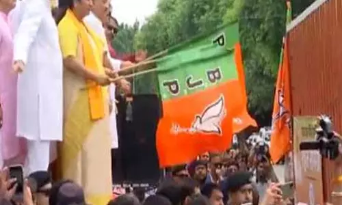 दिल्ली के CM ने पंजाब बाढ़ पीड़ितों के लिए राहत सामग्री ले जा रहे ट्रकों को हरी झंडी दिखाई