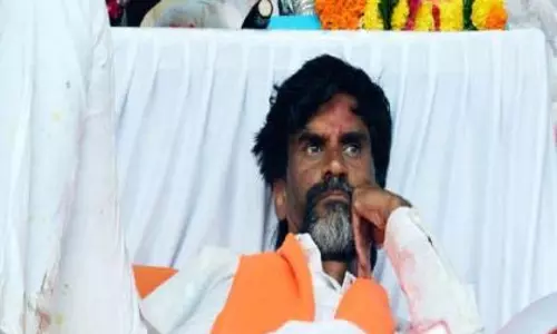 Manoj Jarange Patil मराठा समुदाय को नुकसान पहुंचा रहे हैं - आलोचना का पर्दाफाश Manoj Jarange Patil मराठा समुदाय को नुकसान पहुंचा रहे हैं - आलोचना का पर्दाफाश