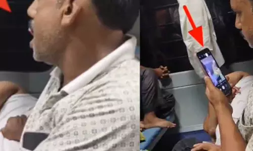 Ranchi: ट्रेन में युवती से की अश्लील हरकत, आरोपी कैमरे में कैद Ranchi: ट्रेन में युवती से की अश्लील हरकत, आरोपी कैमरे में कैद