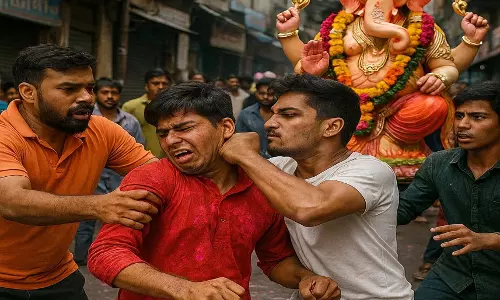 गणपति विसर्जन के दौरान गाने को लेकर विवाद, युवक के साथ मारपीट गणपति विसर्जन के दौरान गाने को लेकर विवाद, युवक के साथ मारपीट