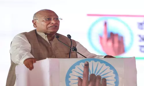 खड़गे ने कर्नाटक में बैलेट पेपर से स्थानीय निकाय चुनाव कराने के फैसले का किया स्वागत खड़गे ने कर्नाटक में बैलेट पेपर से स्थानीय निकाय चुनाव कराने के फैसले का किया स्वागत