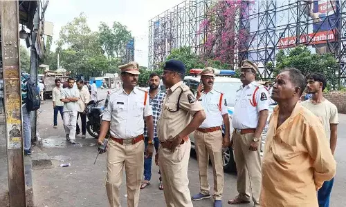 फुटपाथ पर व्यवसाय जारी रखने पर कार्रवाई होगी.. यातायात पुलिस की चेतावनी फुटपाथ पर व्यवसाय जारी रखने पर कार्रवाई होगी.. यातायात पुलिस की चेतावनी