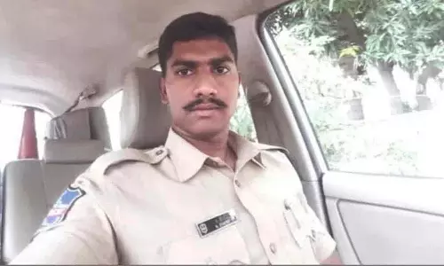 विनायक विसर्जन समारोह के दौरान नाचते समय एक कांस्टेबल गिर पड़ा विनायक विसर्जन समारोह के दौरान नाचते समय एक कांस्टेबल गिर पड़ा