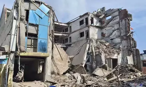 बदरपुर में जर्जर चार मंजिला इमारत ढह गई, हादसा होते-होते टला
