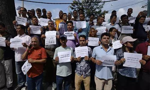 Nepal में पत्रकार सोशल मीडिया पर प्रतिबंध के खिलाफ सड़कों पर उतरे, देशव्यापी विरोध का आह्वान Nepal में पत्रकार सोशल मीडिया पर प्रतिबंध के खिलाफ सड़कों पर उतरे, देशव्यापी विरोध का आह्वान