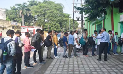UPSSSC पीईटी पर परीक्षार्थियों की आईं मिली-जुली प्रतिक्रियाएं, चलाई गईं स्पेशल ट्रेनें UPSSSC पीईटी पर परीक्षार्थियों की आईं मिली-जुली प्रतिक्रियाएं, चलाई गईं स्पेशल ट्रेनें