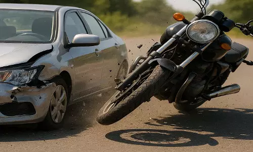 अभनपुर में तेज रफ्तार कार ने मोटरसाइकिल को मारी टक्कर, दो लोग घायल अभनपुर में तेज रफ्तार कार ने मोटरसाइकिल को मारी टक्कर, दो लोग घायल