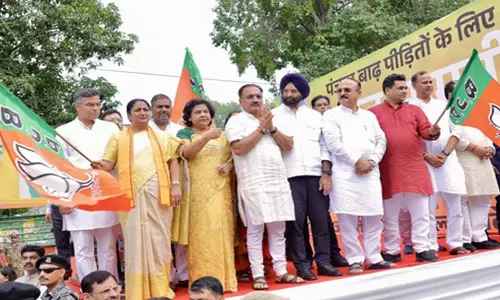 रेखा गुप्ता ने पंजाब के बाढ़ पीड़ितों के लिए राहत सामग्री को हरी झंडी दिखाकर किया रवाना