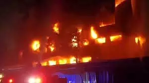 Mumbai: 24 मंजिला इमारत में लगी भीषण आग, महिला की मौत, कई घायल Mumbai: 24 मंजिला इमारत में लगी भीषण आग, महिला की मौत, कई घायल