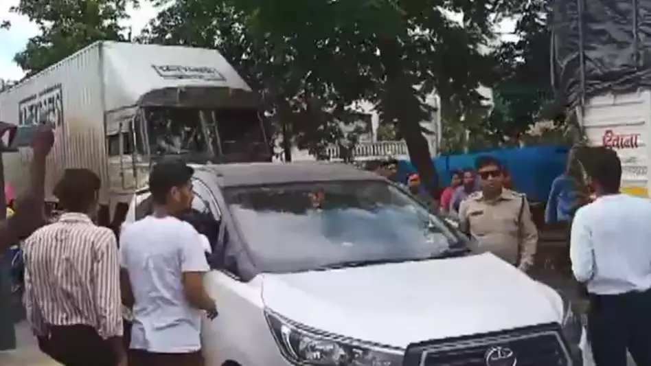 कार चालक को आई नींद, रोड में जाम लगने से परेशान हुए लोग कार चालक को आई नींद, रोड में जाम लगने से परेशान हुए लोग
