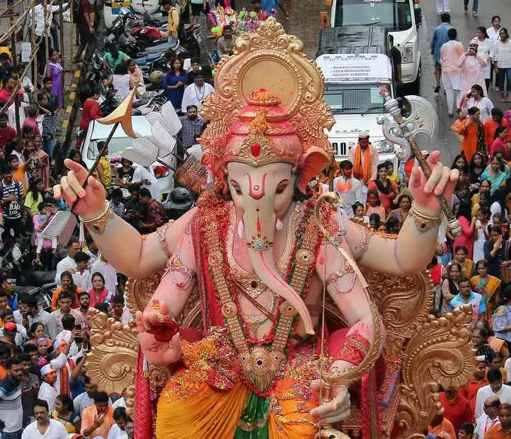 रायपुर शहर में आज निकाली जा रही गणेश विसर्जन के दौरान झांकियां रायपुर शहर में आज निकाली जा रही गणेश विसर्जन के दौरान झांकियां