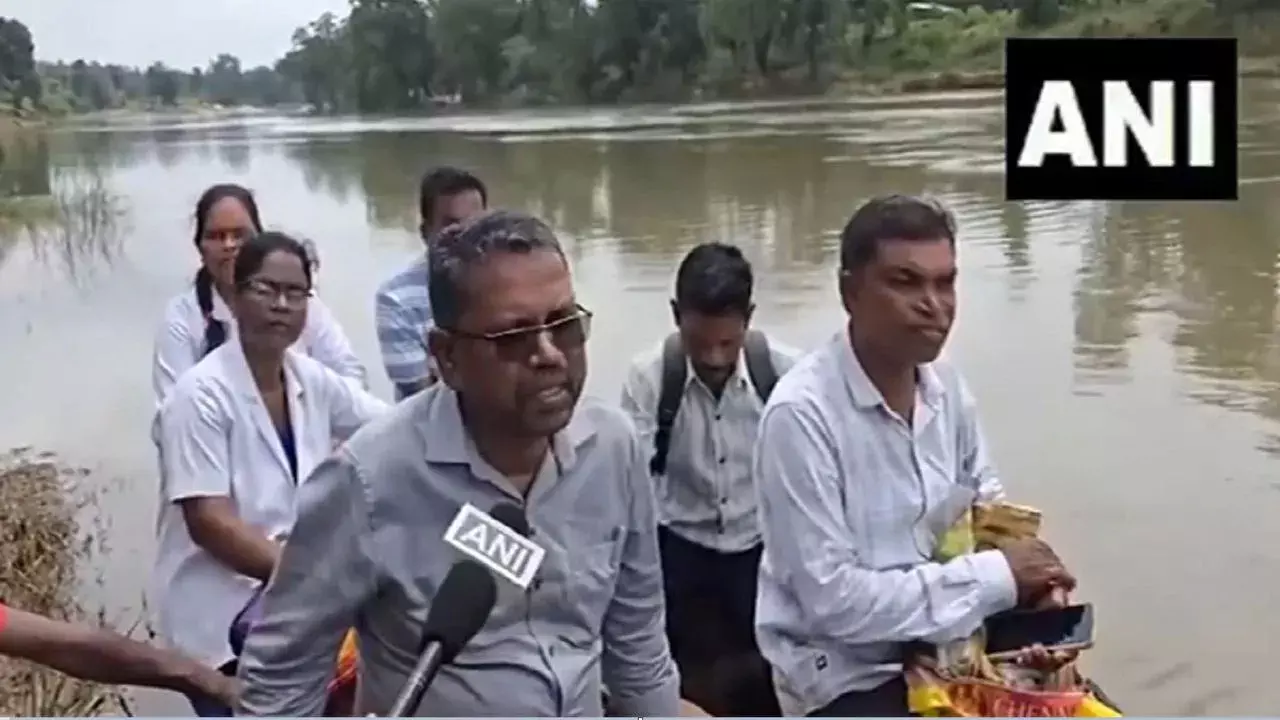 CMHO ने नाव से नदी पार वनांचल में लगाया स्वास्थ्य शिविर CMHO ने नाव से नदी पार वनांचल में लगाया स्वास्थ्य शिविर