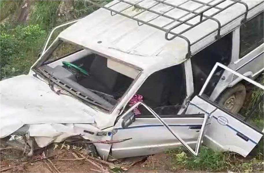 Himachal: कार गहरी खाई में गिरी, दो लोगों की मौत, महिला गंभीर रूप से घायल Himachal: कार गहरी खाई में गिरी, दो लोगों की मौत, महिला गंभीर रूप से घायल