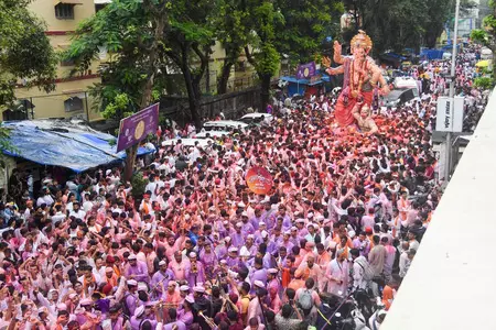 गणेश विसर्जन के दौरान चोरी की वारदातें, 100 से अधिक मोबाइल और कई सोने की चेन पार गणेश विसर्जन के दौरान चोरी की वारदातें, 100 से अधिक मोबाइल और कई सोने की चेन पार