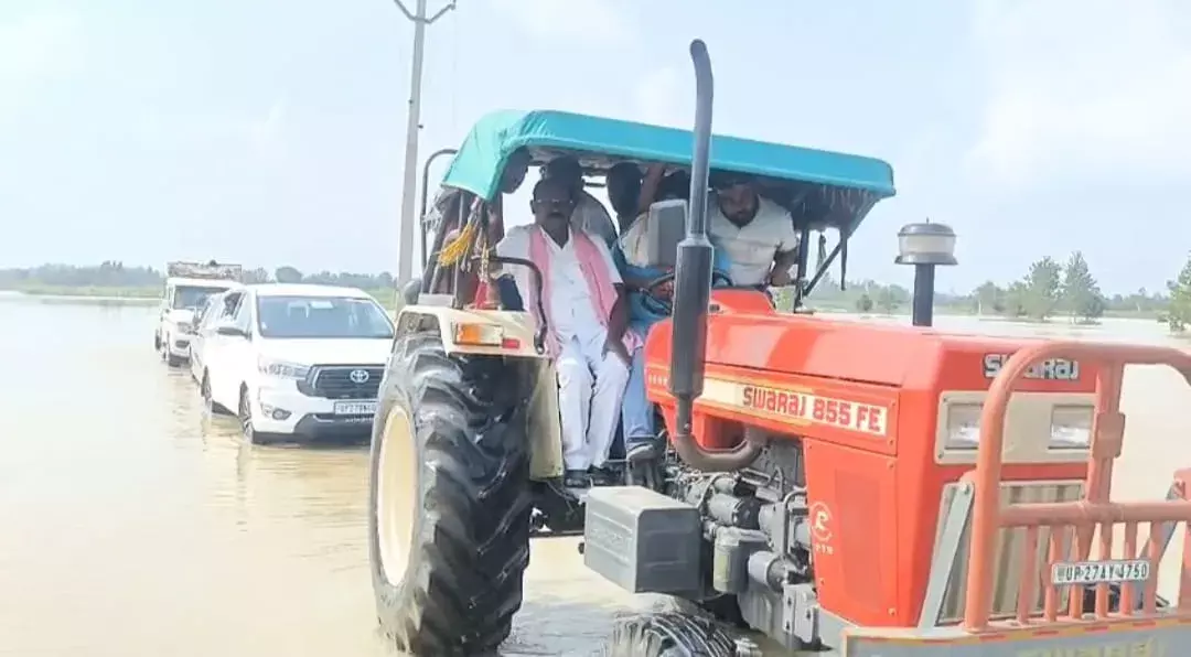 Shahjahanpur: रोशनलाल वर्मा ने बाढ़ पीड़ितों की मदद की Shahjahanpur: रोशनलाल वर्मा ने बाढ़ पीड़ितों की मदद की