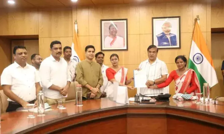 Assam: CM हिमंत बिस्वा सरमा ने चाय जनजाति संघों के साथ महत्वपूर्ण बैठक की Assam: CM हिमंत बिस्वा सरमा ने चाय जनजाति संघों के साथ महत्वपूर्ण बैठक की