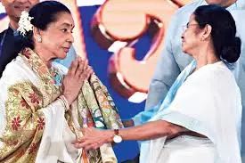 Kolkata: ममता बनर्जी ने आशा भोसले को किया नमन Kolkata: ममता बनर्जी ने आशा भोसले को किया नमन