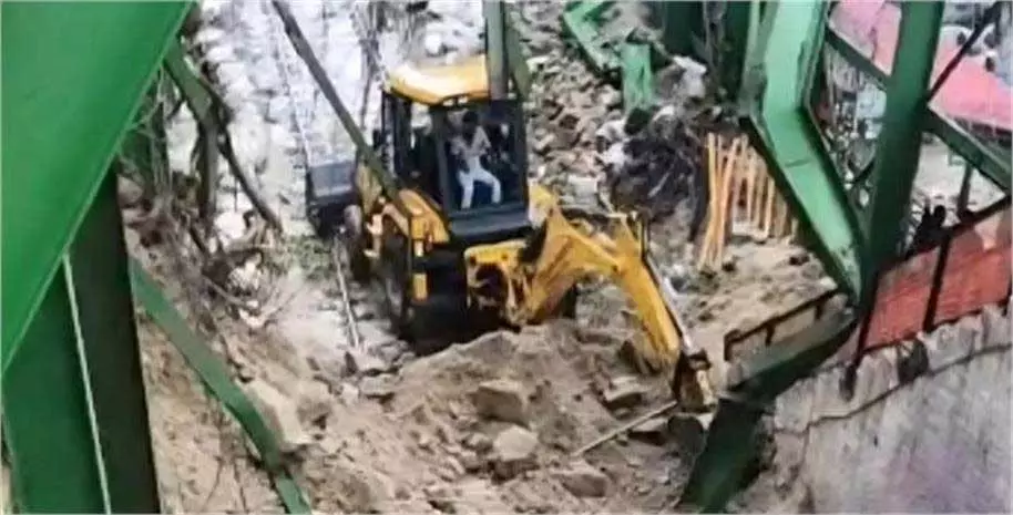 Haridwar Landslide : मनसा देवी पहाड़ी का हिस्सा गिरा, मलबे में दबी रेल पटरियां Haridwar Landslide : मनसा देवी पहाड़ी का हिस्सा गिरा, मलबे में दबी रेल पटरियां