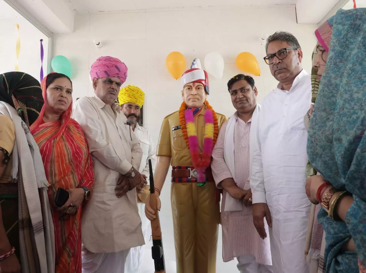 Jaipur: नगरीय विकास मंत्री ने अमर शहीद सैनिक की प्रतिमा का किया अनावरण Jaipur: नगरीय विकास मंत्री ने अमर शहीद सैनिक की प्रतिमा का किया अनावरण