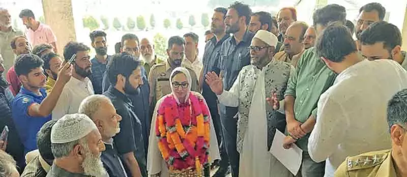 डॉ. दरख्शां ने जिनाब साहिब सौरा में चल रहे निर्माण कार्यों का जायजा लिया डॉ. दरख्शां ने जिनाब साहिब सौरा में चल रहे निर्माण कार्यों का जायजा लिया