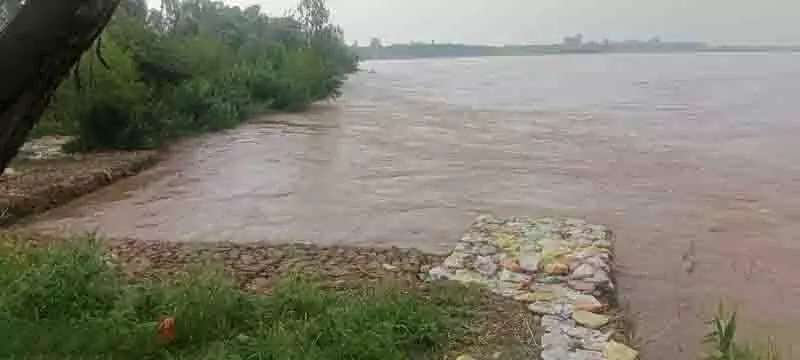 Nawanshahr में सतलुज बांध पर ग्रामीणों और सेना की निगरानी Nawanshahr में सतलुज बांध पर ग्रामीणों और सेना की निगरानी