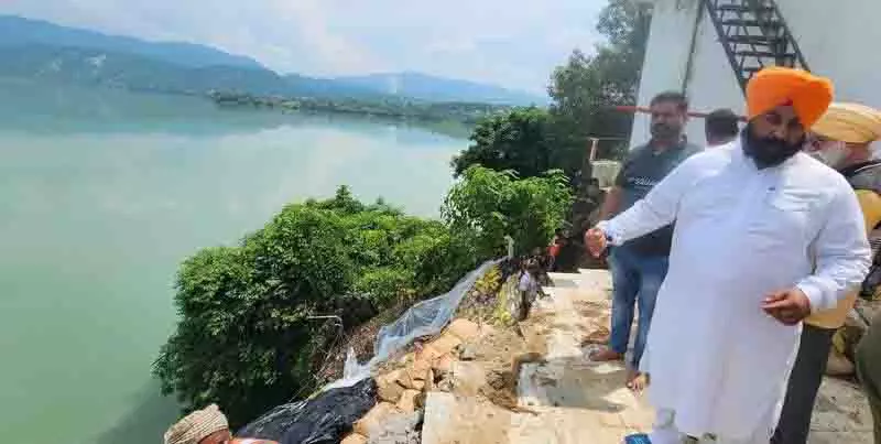 राजनीति पर आस्था, Sikh स्वयंसेवकों ने नांगल में मंदिर की दीवार का पुनर्निर्माण किया राजनीति पर आस्था, Sikh स्वयंसेवकों ने नांगल में मंदिर की दीवार का पुनर्निर्माण किया