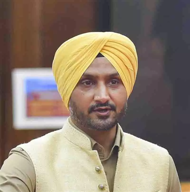 Harbhajan Singh बाढ़ प्रभावित पंजाब में राहत कार्य में जुटे Harbhajan Singh बाढ़ प्रभावित पंजाब में राहत कार्य में जुटे