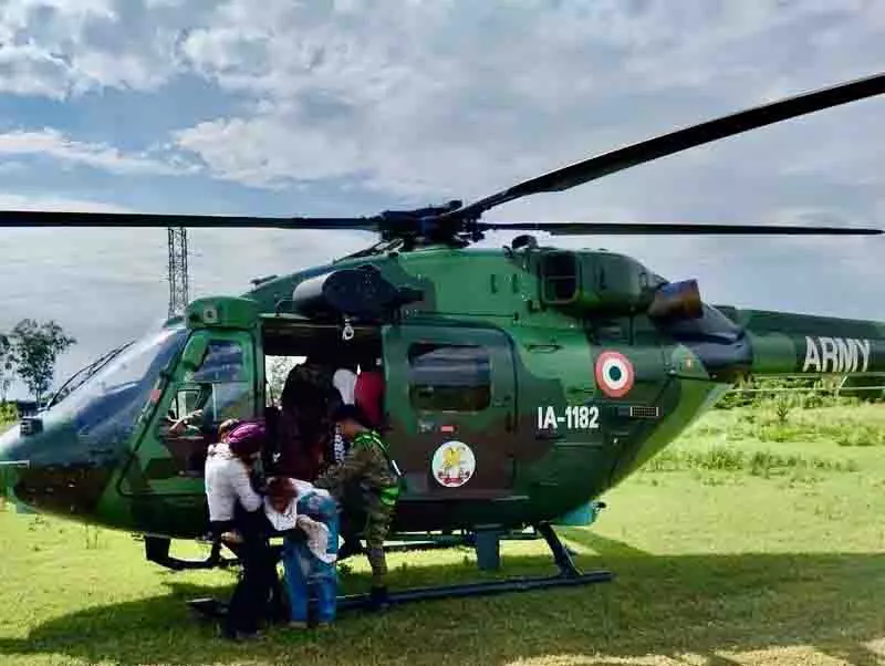 सेना मसीहा बनी, Dinanagar में रिश्तेदार के अंतिम संस्कार के लिए परिवार के 10 सदस्यों को लेकर गई सेना मसीहा बनी, Dinanagar में रिश्तेदार के अंतिम संस्कार के लिए परिवार के 10 सदस्यों को लेकर गई