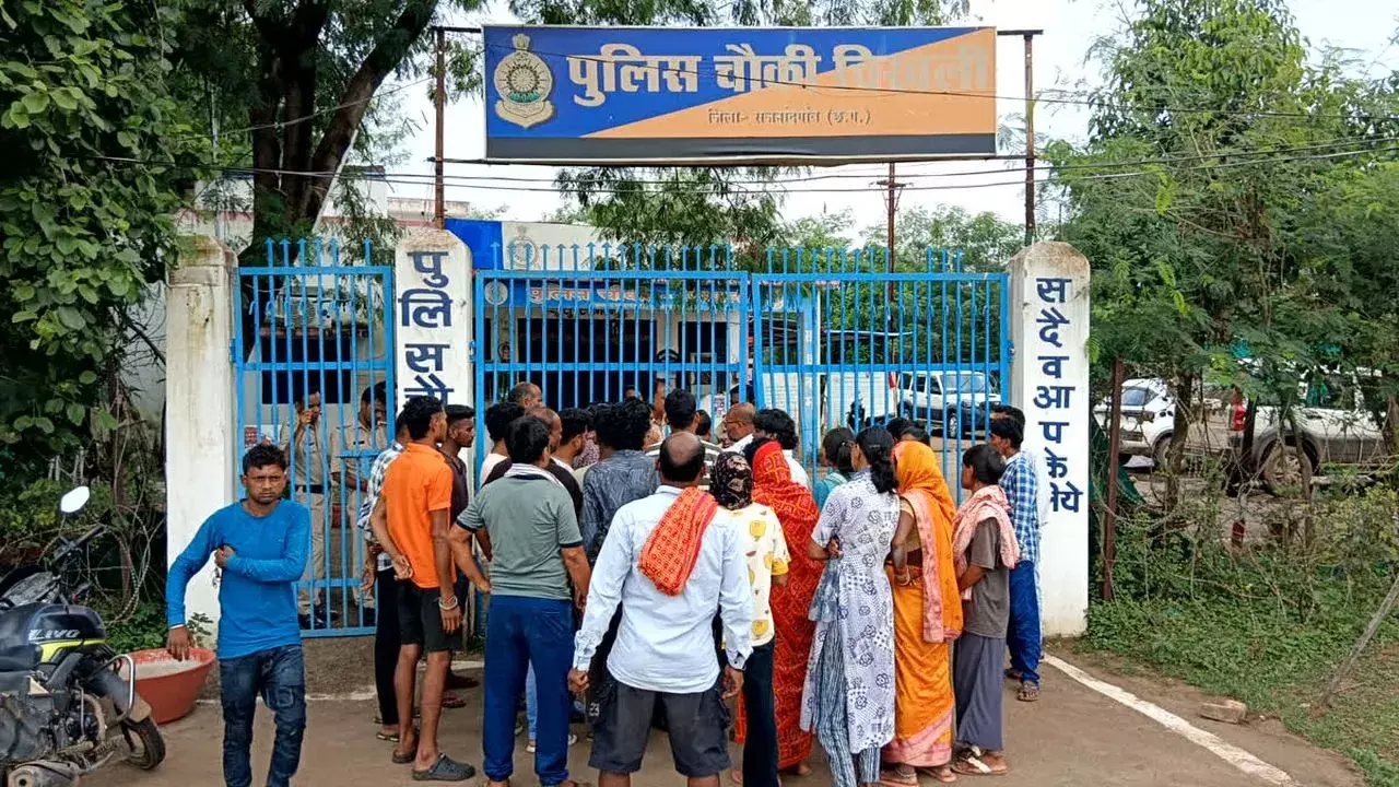 राजनांदगांव में हत्या की वारदात के बाद पुलिस चौकी का घेराव, जमकर हंगामा राजनांदगांव में हत्या की वारदात के बाद पुलिस चौकी का घेराव, जमकर हंगामा
