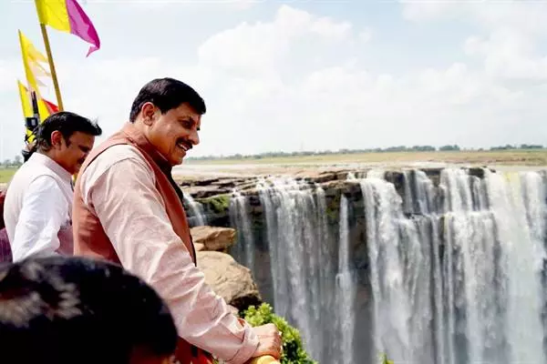Mauganj: डॉ. यादव ने किया प्राकृतिक सौंदर्य का अवलोकन Mauganj: डॉ. यादव ने किया प्राकृतिक सौंदर्य का अवलोकन