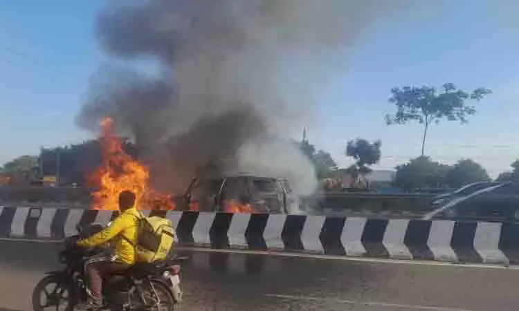 Poonamallee राजमार्ग पर कार में आग लग गई, पूरी तरह जलकर खाक Poonamallee राजमार्ग पर कार में आग लग गई, पूरी तरह जलकर खाक