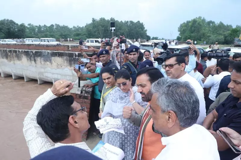 Haryana के मुख्यमंत्री ने फतेहाबाद में बाढ़ प्रभावित इलाकों का दौरा किया Haryana के मुख्यमंत्री ने फतेहाबाद में बाढ़ प्रभावित इलाकों का दौरा किया