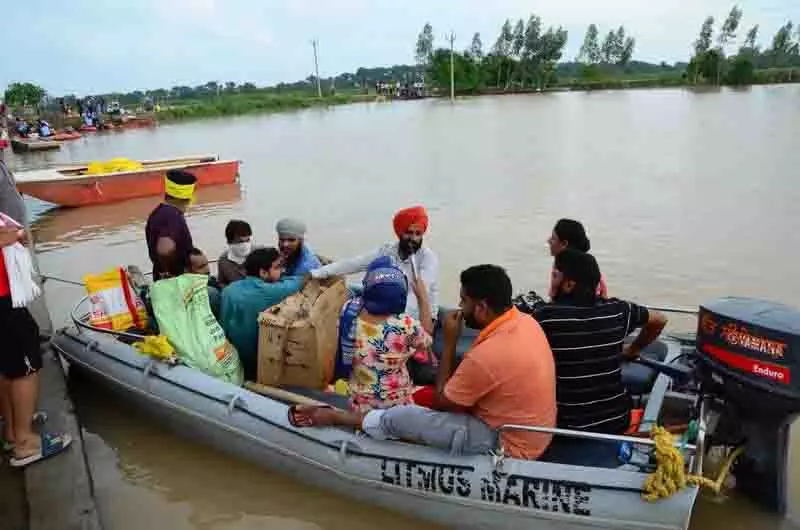 Jalandhar: ब्यास नदी का रास्ता बदलने से घरों को नुकसान पहुंचन लगे Jalandhar: ब्यास नदी का रास्ता बदलने से घरों को नुकसान पहुंचन लगे