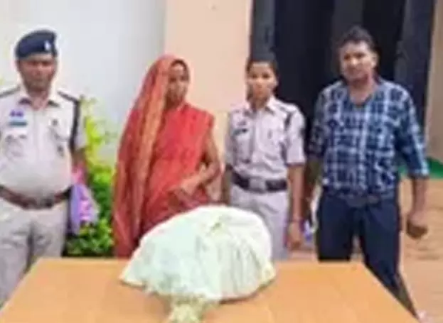महिला तस्कर के घर पुलिस की रेड, गांजा जब्त महिला तस्कर के घर पुलिस की रेड, गांजा जब्त