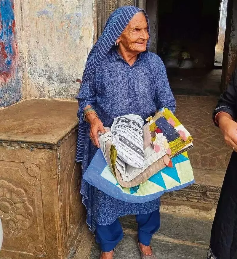 Haryana : राहत के लिए गहने, गर्मी के लिए गुदरी: मेवात की महिलाएं दान की नई परिभाषा गढ़ रही Haryana : राहत के लिए गहने, गर्मी के लिए गुदरी: मेवात की महिलाएं दान की नई परिभाषा गढ़ रही