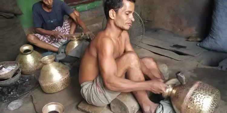 Khandapada: कांतिलो की धातुकला परंपरा संकट में, विलुप्ति की कगार पर Khandapada: कांतिलो की धातुकला परंपरा संकट में, विलुप्ति की कगार पर