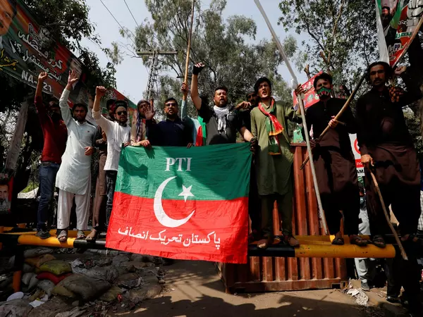 Pakistan तहरीक-ए-इंसाफ ने सीएम गुलबर खान समेत 12 सांसदों को पार्टी से निष्कासित किया Pakistan तहरीक-ए-इंसाफ ने सीएम गुलबर खान समेत 12 सांसदों को पार्टी से निष्कासित किया