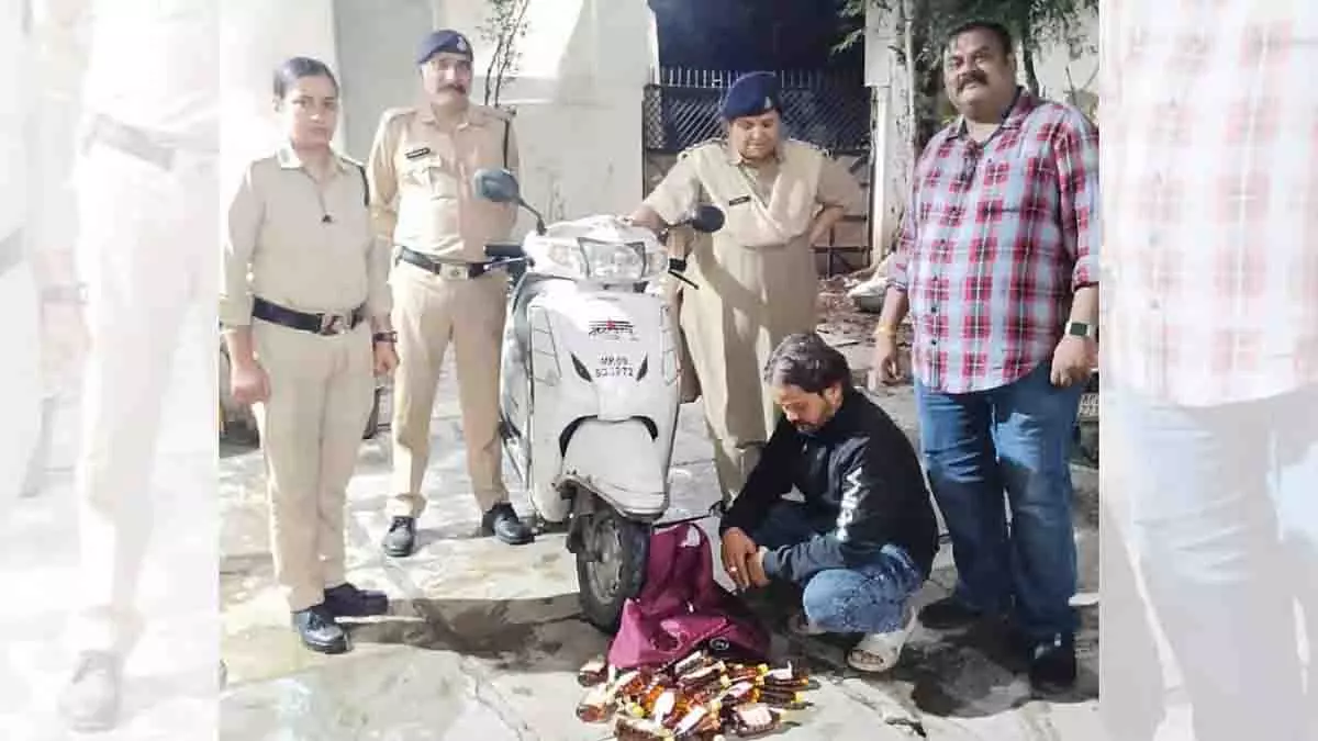Madhya Pradesh: 1.79 लाख रुपये की शराब के साथ महिला समेत तीन गिरफ्तार Madhya Pradesh: 1.79 लाख रुपये की शराब के साथ महिला समेत तीन गिरफ्तार