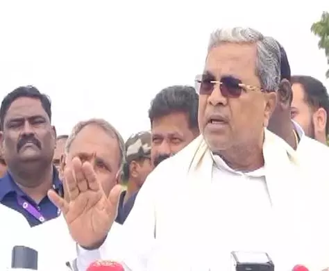 मांड्या में गणेश विसर्जन पथराव पर विरोध, CM ने भाजपा नेताओं पर उकसावे का आरोप लगाया मांड्या में गणेश विसर्जन पथराव पर विरोध, CM ने भाजपा नेताओं पर उकसावे का आरोप लगाया