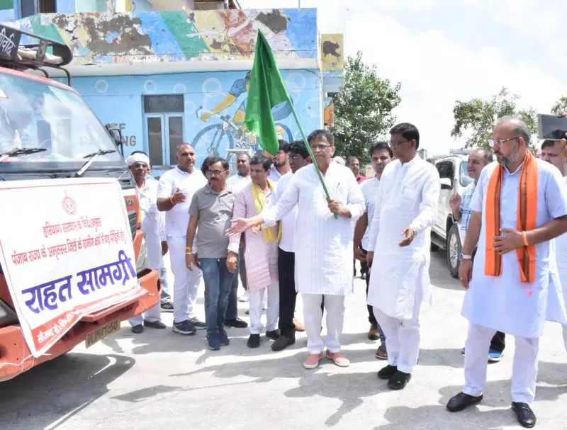 Haryana : झज्जर ने पंजाब को सहायता भेजी, भाजपा नेता ने लोगों से योगदान देने का आग्रह किया Haryana : झज्जर ने पंजाब को सहायता भेजी, भाजपा नेता ने लोगों से योगदान देने का आग्रह किया