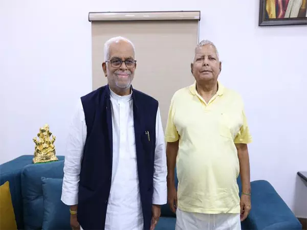 बी. सुदर्शन रेड्डी और Lalu Prasad Yadav की मुलाकात पर 20 वरिष्ठ अधिवक्ताओं ने संयुक्त बयान जारी किया बी. सुदर्शन रेड्डी और Lalu Prasad Yadav की मुलाकात पर 20 वरिष्ठ अधिवक्ताओं ने संयुक्त बयान जारी किया