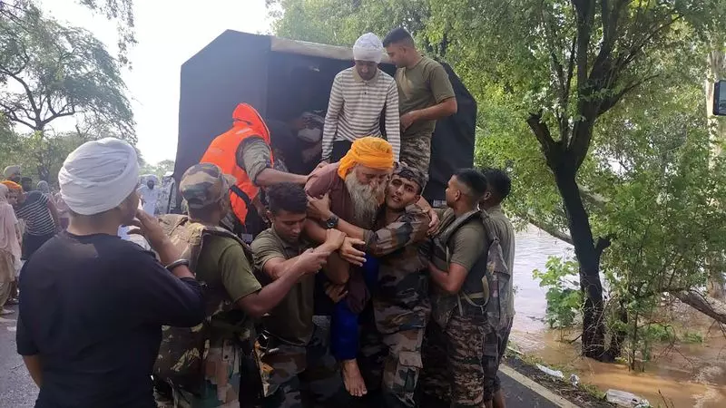 Haryana : अमृतसर प्रशासन ने बाढ़ प्रभावित क्षेत्रों में बुजुर्गों और बच्चों की स्वास्थ्य सेवा को प्राथमिकता दी Haryana : अमृतसर प्रशासन ने बाढ़ प्रभावित क्षेत्रों में बुजुर्गों और बच्चों की स्वास्थ्य सेवा को प्राथमिकता दी