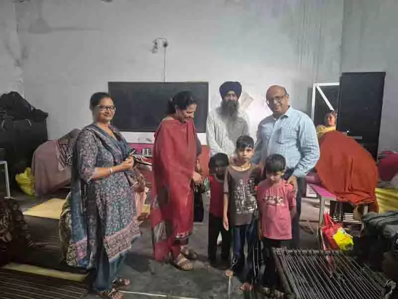 Jalandhar: शिक्षा अधिकारी ने बाढ़ पीड़ित बच्चों को अध्ययन सामग्री दी Jalandhar: शिक्षा अधिकारी ने बाढ़ पीड़ित बच्चों को अध्ययन सामग्री दी