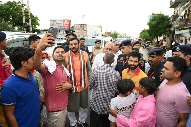 Haryana : सैनी ने हिसार जिले के बाढ़ प्रभावित इलाकों का दौरा किया Haryana : सैनी ने हिसार जिले के बाढ़ प्रभावित इलाकों का दौरा किया