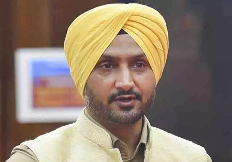 Harbhajan Singh बाढ़ प्रभावित पंजाब में राहत कार्य में जुटे Harbhajan Singh बाढ़ प्रभावित पंजाब में राहत कार्य में जुटे