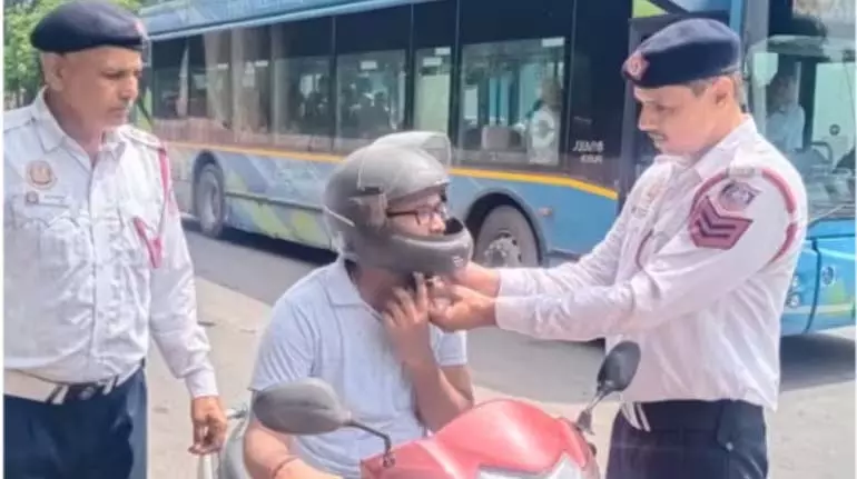 Delhi पुलिस ने लंबित यातायात जुर्माने को छूट पर निपटाने के लिए एक दिन का समय दिया Delhi पुलिस ने लंबित यातायात जुर्माने को छूट पर निपटाने के लिए एक दिन का समय दिया