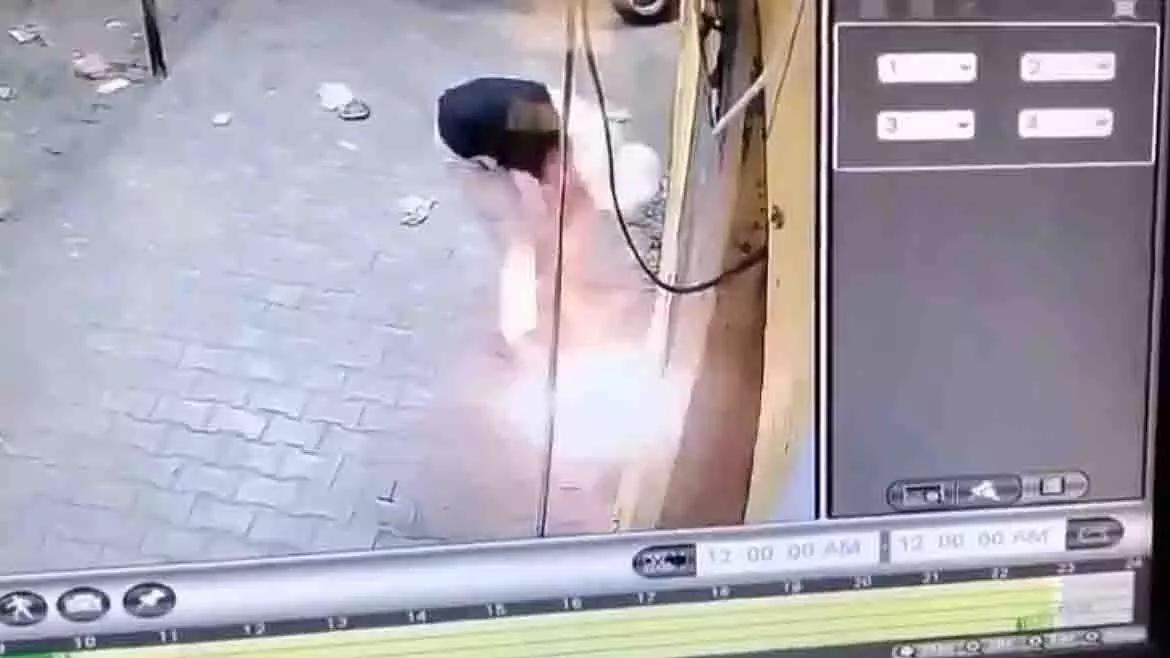 Meerut: उधार में शराब न मिलने पर भड़का होमगार्ड, दुकान में लगाई आग Meerut: उधार में शराब न मिलने पर भड़का होमगार्ड, दुकान में लगाई आग