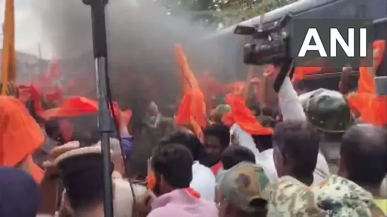 गणेश विसर्जन के दौरान पथराव के बाद कर्नाटक के मांड्या में तनाव गणेश विसर्जन के दौरान पथराव के बाद कर्नाटक के मांड्या में तनाव