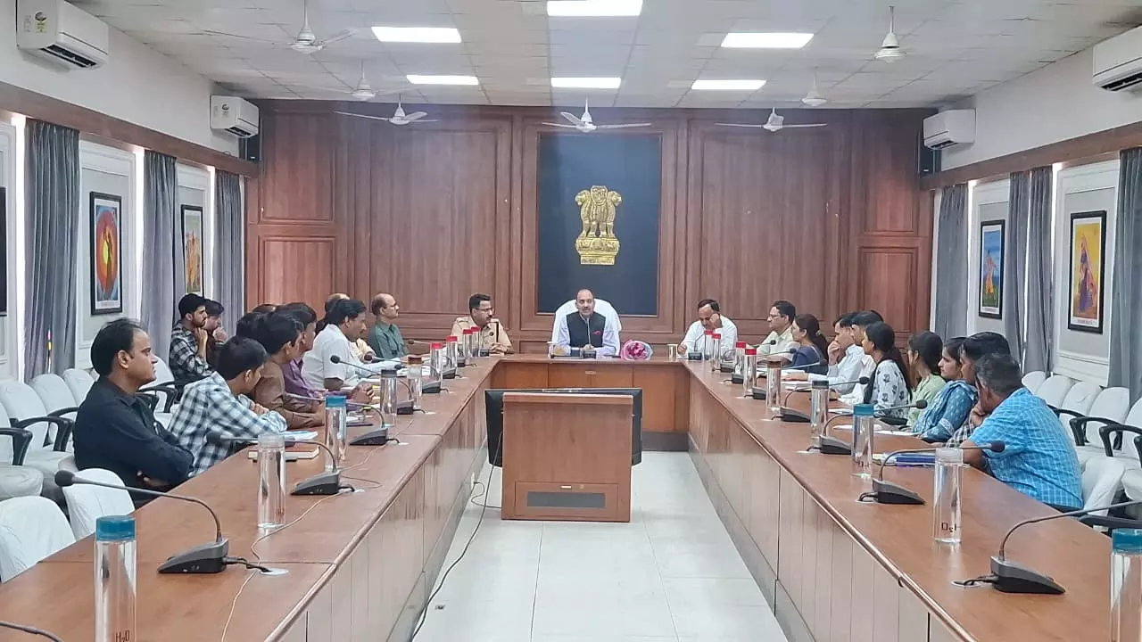 Sikar: परीक्षा केंद्रों की व्यवस्थाओं पर आलोक राज ने की बैठक Sikar: परीक्षा केंद्रों की व्यवस्थाओं पर आलोक राज ने की बैठक