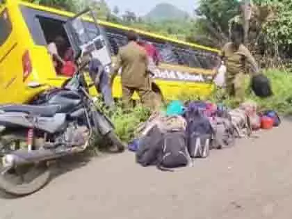 Andhra Pradesh: स्कूल बस के पेड़ों से टकराने से 40 छात्र घायल Andhra Pradesh: स्कूल बस के पेड़ों से टकराने से 40 छात्र घायल